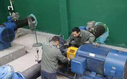 老师傅因抽烟被辞退，临走前把机器摸一遍，半月后老板不知所措