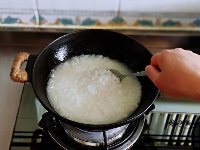 煲仔饭在家做用料实在方法简单，饭香锅巴酥脆，菜肉搭配营养均衡