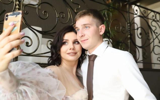 继子|俄罗斯一女网红与继子领证结婚 看着丈夫长大前夫称被亲儿子绿了