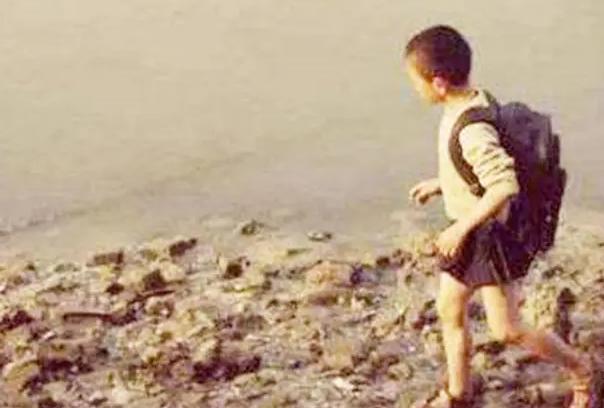 小孩捡到一玉玺，上交后只要了20元路费，45年后