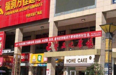 赵丽颖录中餐厅和快本女主持提箱子，赵丽颖用力提拽，比新人卖力