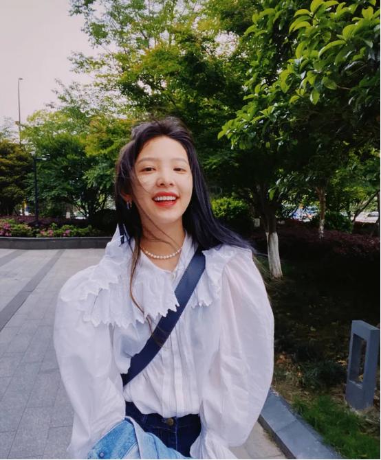 那些设计感满满的衣服款式，女明星们必备的穿搭款，谁穿谁好看