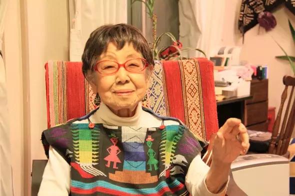 她，71岁上班，96岁失恋，100岁获奖，忙的没有时间去死…