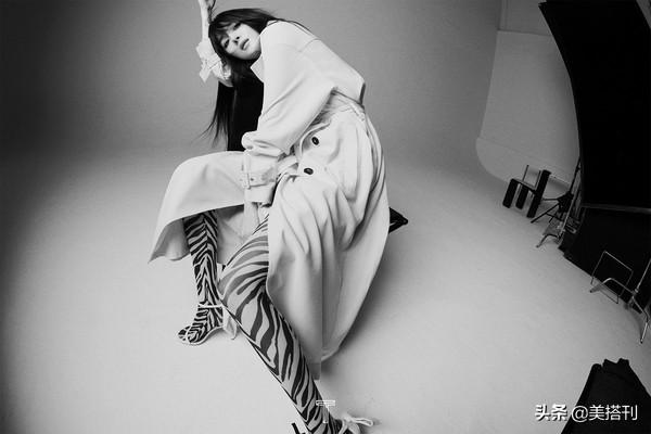 杨幂新杂志大片被喷！齐刘海黑长发遮盖了骨相美，时尚品味搞不懂