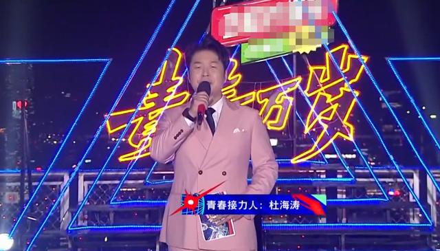 芒果五四晚会主持一言难尽：女主持总卡壳，刘涛别扭，只能靠何炅
