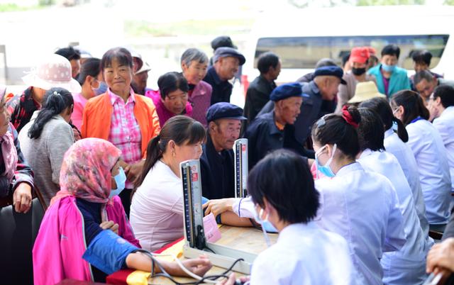 青海省第五人民医院脱贫帮扶医疗队赴李家乡民族村开展医疗活动