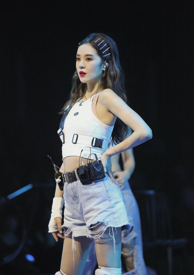 48岁宁静身材真丰满！背心搭丝网勒出身材太性感，比蓝盈莹还美艳