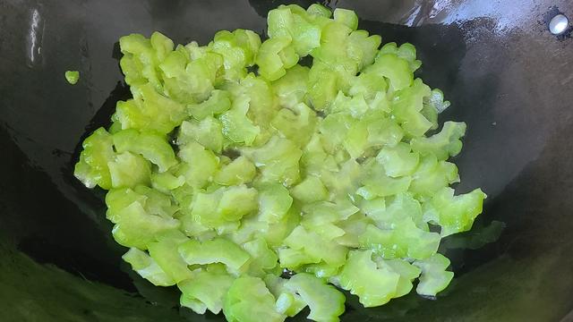 天气热，广东人经常吃这一道美味家常菜，清热下火又好吃