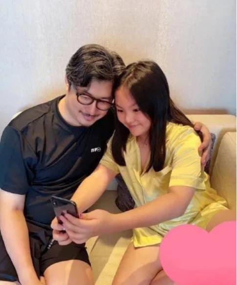 李湘晒王岳伦和女儿合照，王诗龄项链价格惊人