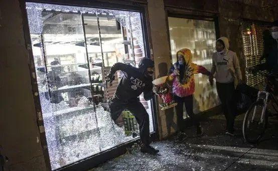 75个城市大乱，特朗普大怒，美国现在到底怎么了