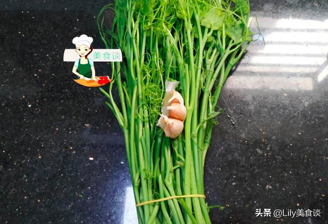 夏天遇到此菜别手软，维C含量极高，营养促消化，比南瓜叶还好吃