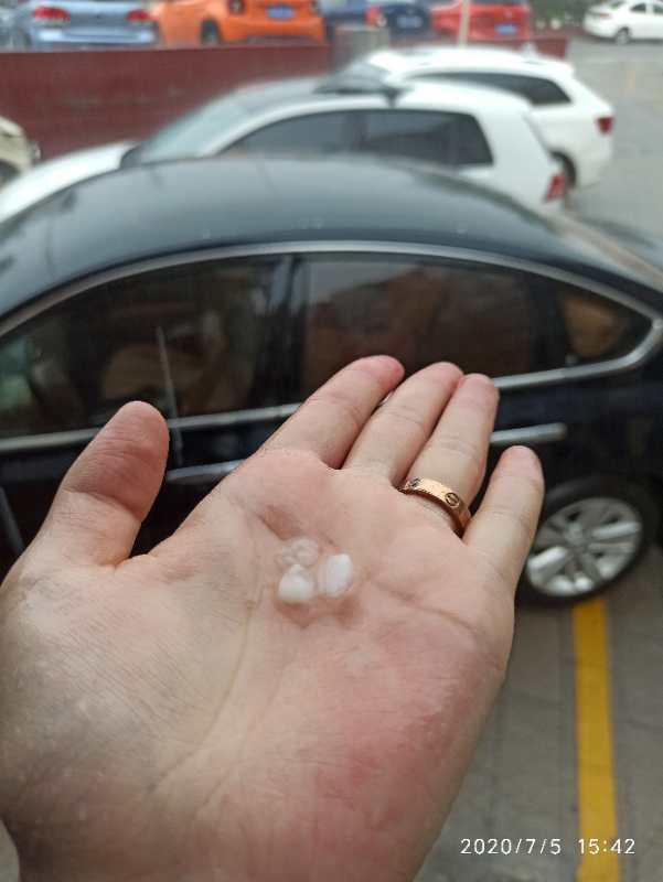 北京怀柔城区突降冰雹，持续约5分钟，最大如黄豆大小