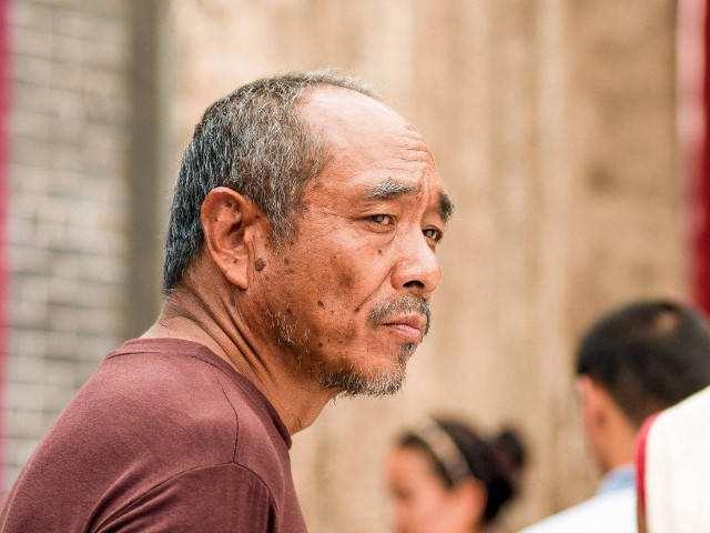 演了一辈子戏，没有绯闻，也不算红，但确是当之无愧的“老戏骨”