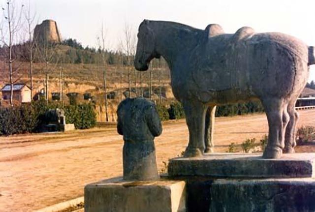 武则天墓前有61个无头石人,千百年来难以解释,结