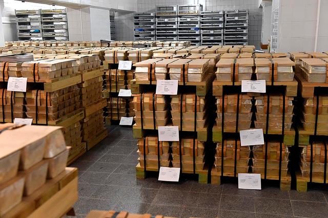 俄上千亿美元国债快抛光，全力买入大批黄金，给我们也提了个醒