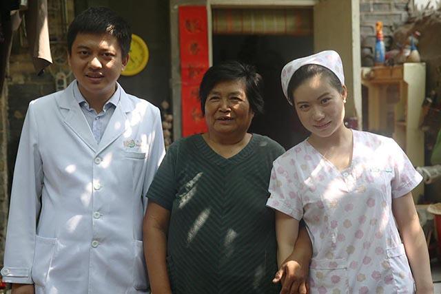 焦守凤,在酱菜厂当工人,每天切辣椒，父亲焦裕禄