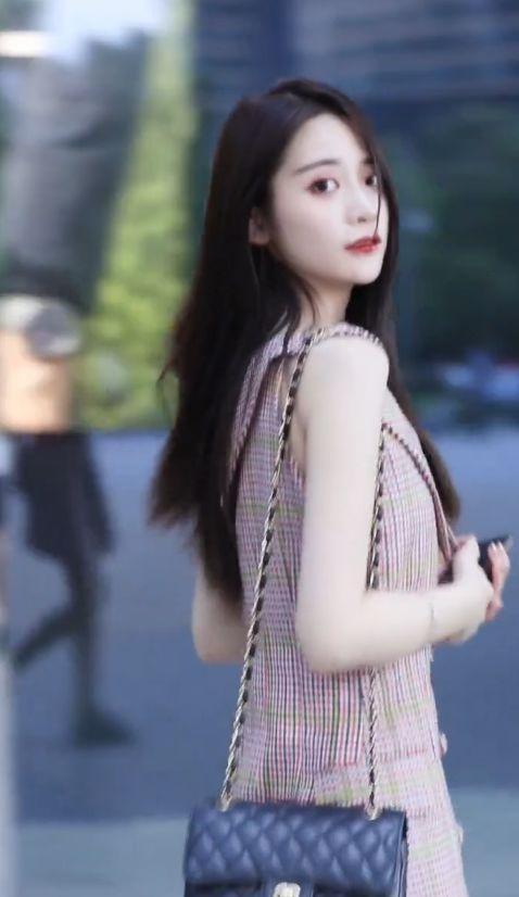 格子裙美女回眸一笑，太美了