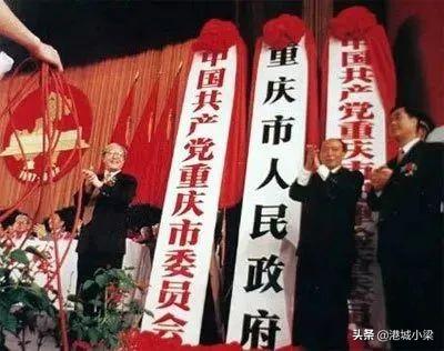 重庆，“膨胀”了