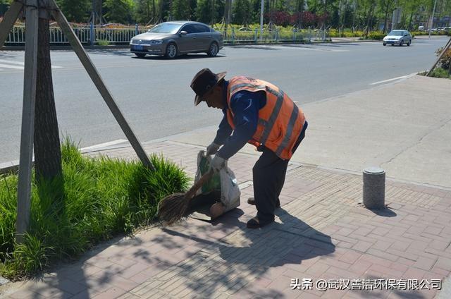夏季来了，电动扫地车如何给环卫工人"降火"