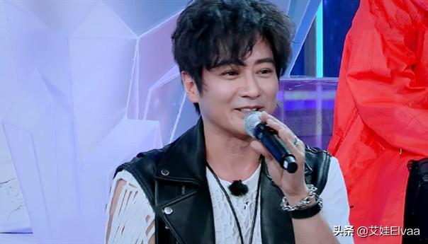 孙耀威15年后首登天天，穿皮背心流苏衫，47岁烫卷发重现顽童风采