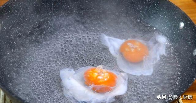 鸭蛋怎么做才好吃？教你一个特色做法，不煎不炒不油炸，鲜香嫩滑