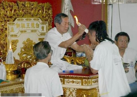 周钦南：自称白龙王“转世”，据说半个娱乐圈都是他徒弟