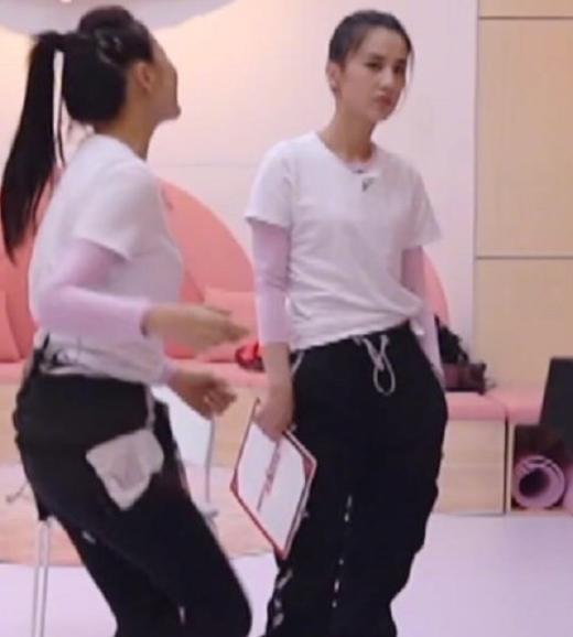 黄圣依还原“社会人站姿”，单手揣兜变表情包