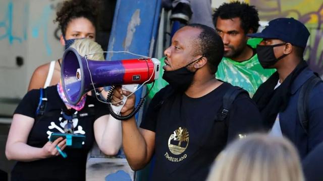 抗议者划地自治，骚乱弥漫全美，美国可以没警