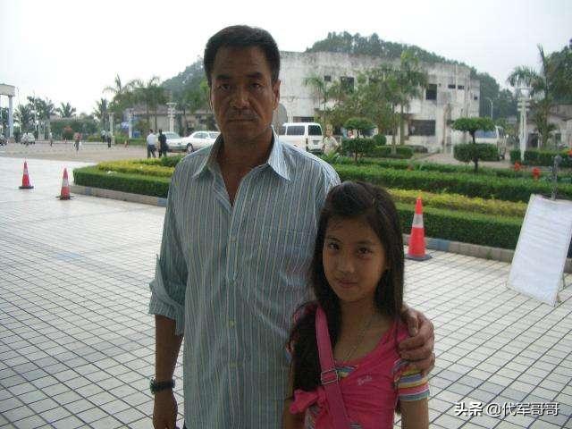 一婚娶美女同学，二婚娶美院摄影师，如今56岁婚