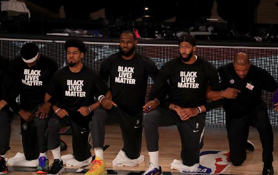 多名球員觀看快艇戰湖人！聯盟有明文規定，球員們卻全都違規了！-黑特籃球-NBA新聞影音圖片分享社區