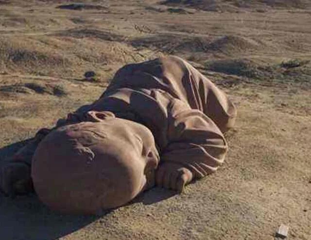 全球最大的“巨婴”雕像，独自沉睡2年之久，被称为“大地之子”