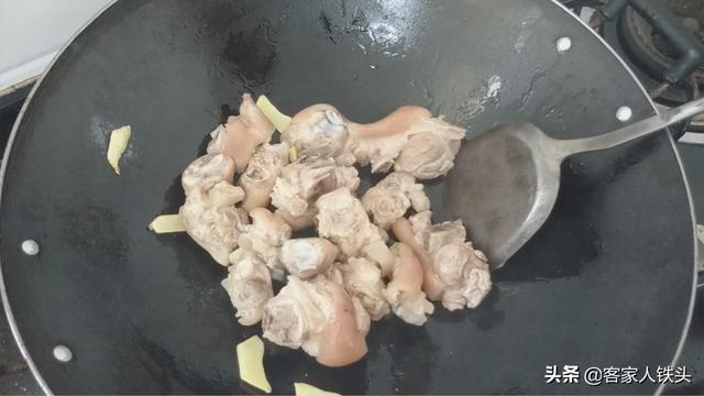 香菇炖猪脚：一个客家传统味道做法，软糯浓香，满满的胶原蛋白