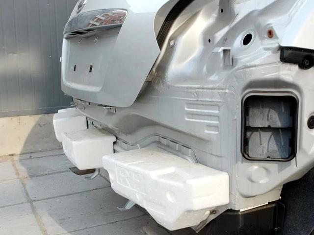 你的车表面光鲜亮丽配置高，“暗地里”却被这样省成本