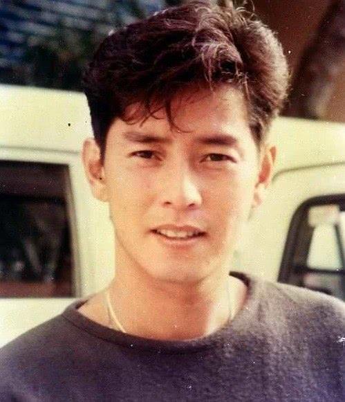 “坐拥双妻”谭咏麟，30年原配被抛弃，朱咏婷：