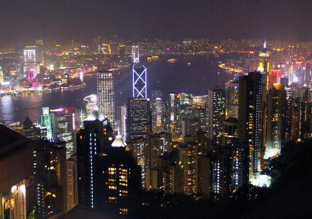 为什么香港的房价这么高，连明星都不一定负担得起呢？