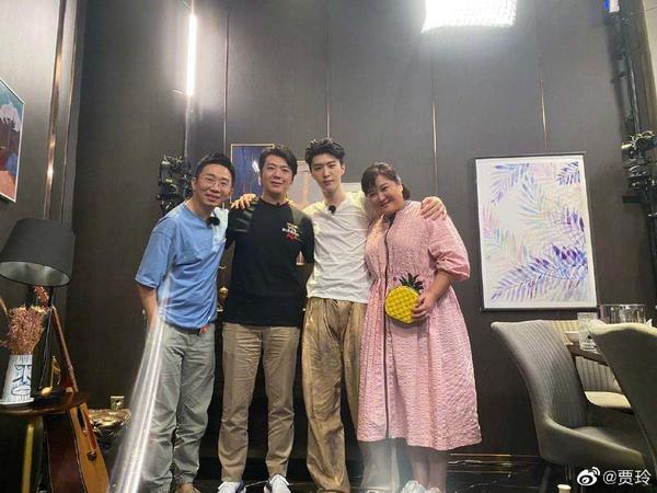 贾玲最出圈的综艺救场！“抢镜”帮关晓彤化解尴尬，这情商无敌了