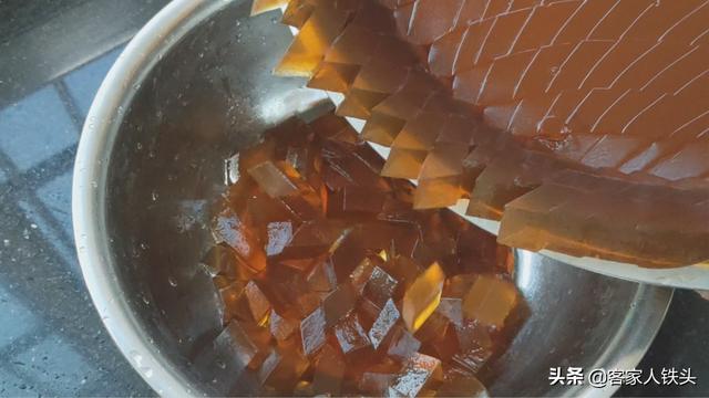 夏日冰爽菊花糕，外面吃6块1碗，在家做一锅8块，好吃下火还解暑