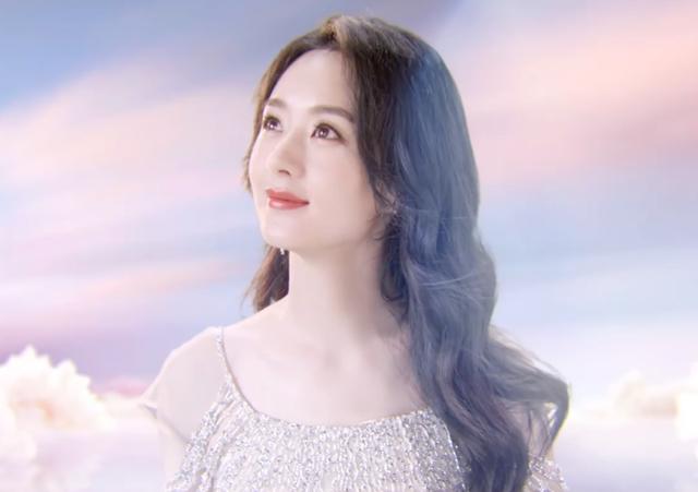 有种时尚叫赵丽颖的裙子，复出后无论什么款式