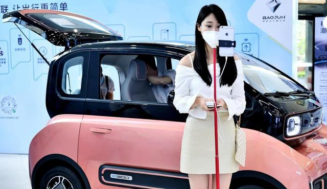 新宝骏E300，科幻外观，未来的座舱，配2-4个独立