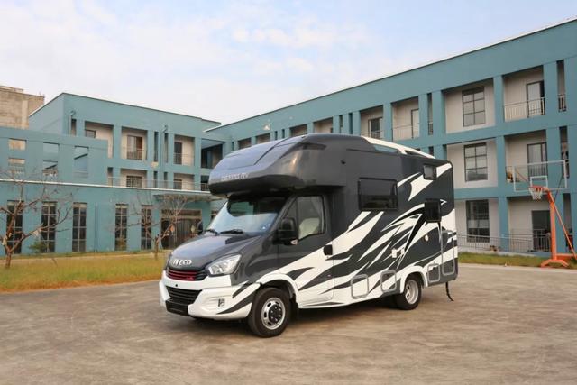 德興無(wú)拓展C型房車——大熊座旗艦版