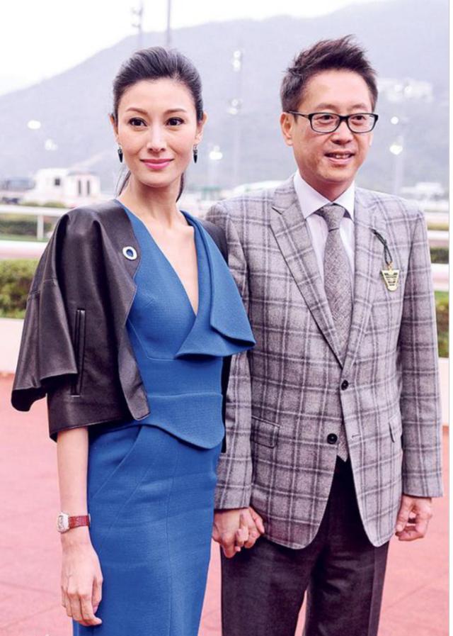 家住100亿豪宅，老婆是“大众情人”，他却每月