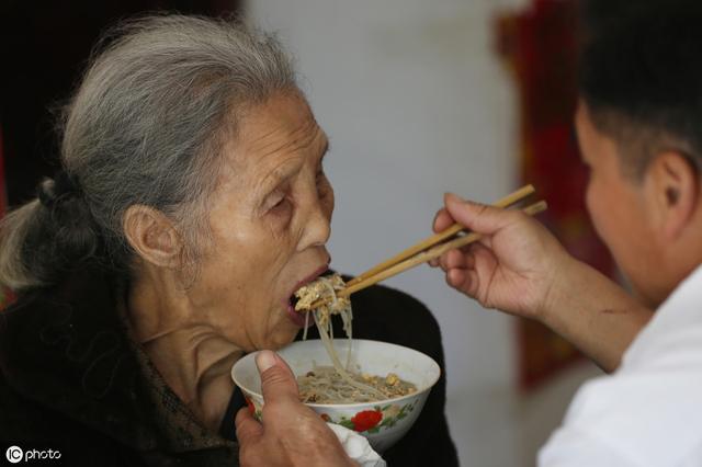 甲状腺癌多被不重视，若出现4种异常，及时就医