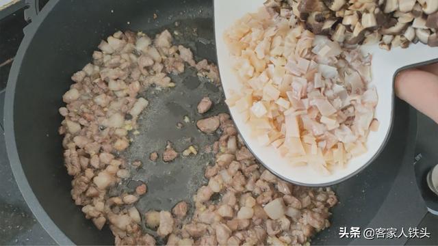 广东茶楼12元3个的芋头包，教你在家做便宜好吃，连吃5个还想吃