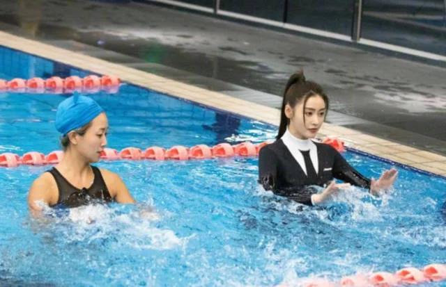 有种“独特”叫张天爱的西装泳衣，浮出水面后“惊艳”了！