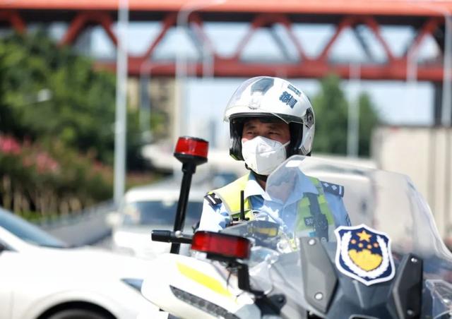 重庆|渝中警讯丨高温下，渝中交巡警战高温斗酷暑掠影