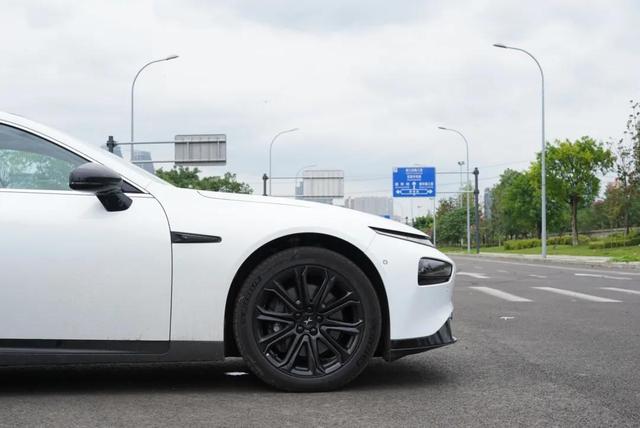 特斯拉慘遭小鵬P7降維打擊，22.99萬起要什么自行車