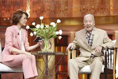 插足婚姻 儿子加入美国国籍 网友：这还是我们认识的董小姐吗？