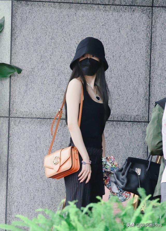 杨幂海洋之心项链搭配渔夫帽+黑色背心，一身