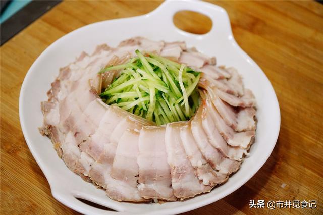 蒜泥白肉简单家常做法，好吃全因这碗料汁，学会味道不比饭店差