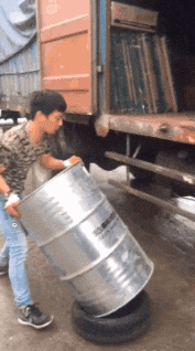 搞笑GIF：你不好好学习打扰人家干嘛啊